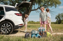 Άτομα ετοιμάζονται να φορτώσουν με αποσκευές το αυτοκίνητο