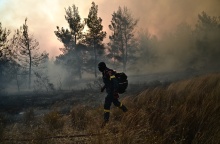 Πυροσβέστης σε κατάσβεση φωτιάς