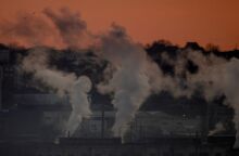 Έκθεση Παγκόσμιας Τράπεζας: Η άσκοπη καύση φυσικού αερίου από τη βιομηχανία ορυκτών καυσίμων απελευθέρωσε 389 εκατ. τόνους άνθρακα στην ατμόσφαιρα το 2024.