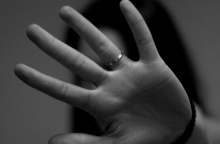 Γυναίκα που προτάσσει το χέρι της για να κρύψει το πρόσωπό της