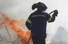 Πυροσβέστης επιχειρεί σε φωτιά