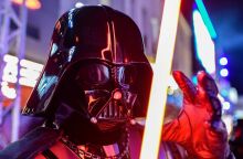 Το φωτόσπαθο του Νταρθ Βέιντερ από τις αυθεντικές ταινίες Star Wars πωλείται σε δημοπρασία, με τιμή που φτάνει τα 2,2 εκατ. λίρες.