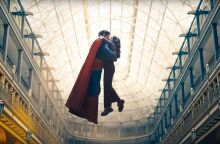 Ο Superman του Τζέιμς Γκαν ξεπερνά τα 300 εκατ. δολάρια παγκοσμίως, κυριαρχώντας στο box office και κερδίζοντας κοινό και κριτικούς.