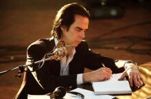 Νικ Κέιβ: Δώρισε 2.000 βιβλία από την προσωπική του συλλογή σε φιλανθρωπικό βιβλιοπωλείο στη Βρετανία, προκαλώντας φρενίτιδα στους λάτρεις του.