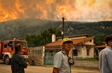 Φωτιά στην Κορινθία: Ολονύχτια μάχη με τρία μέτωπα - Σε ξενοδοχεία οι κάτοικοι των χωριών που εκκενώθηκαν