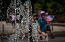 Σιντριβάνι και πίσω πολίτες εν μέσω καύσωνα στην Αθήνα