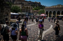 Πολίτες στο Μοναστηράκι εν μέσω καύσωνα