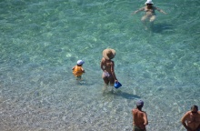 Παραλία με λουόμενους