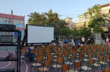 Ο Δήμος Αθηναίων διοργανώνει δωρεάν προβολές παιδικών ταινιών σε σχολεία, προσφέροντας μαγικές βραδιές σε παιδιά και οικογένειες της πόλης.
