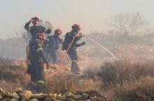 Πυροσβέστες επιχειρούν για την κατάσβεση φωτιάς