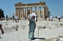 Πολίτες προστατεύονται όπως μπορούν από το κύμα καύσωνα στον Παρθενώνα