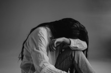 Γυναίκα κρύβει το πρόσωπό της