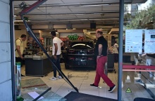 Αυτοκίνητο μπήκε μέσα σε σούπερ μάρκετ