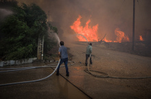 Ανεξέλεγκτα τα δύο μέτωπα της φωτιάς στην Εύβοια - Ανυπολόγιστες καταστροφές