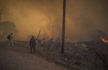 Εκτός ελέγχου η φωτιά στην Εύβοια - Εκκενώνονται οικισμοί, καίγονται γραμμές της ΔΕΗ