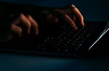 Ισπανία: 17χρονος δημιούργησε γυμνές φωτογραφίες συμμαθητριών του μέσω ΑΙ και τις κοινοποίησε