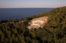 Μετά από 14 χρόνια, το αρχαίο θέατρο της Θάσου επανέρχεται στη ζωή, πλήρως αποκαταστημένο, φιλοξενώντας ξανά πολιτιστικές εκδηλώσεις.