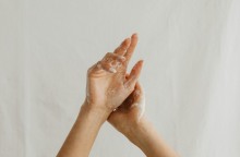 Tips για να προστατέψεις το μανικιούρ σου από θάλασσα, ήλιο και άμμο