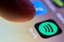 Το Spotify ανέβασε τραγούδια AI σε προφίλ νεκρών καλλιτεχνών χωρίς άδεια - Αφαιρέθηκαν ως παραπλανητικό περιεχόμενο μετά από καταγγελίες.