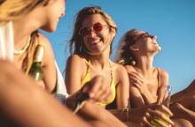 Ποιοι γιορτάζουν σήμερα 3 Αυγούστου 2025; Το εορτολόγιο της Athens Voice σου τους θυμίζει. Μην ξεχάσεις να τους δώσεις τις καλύτερες ευχές σου!