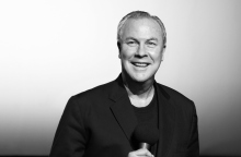 Ρόμπερτ Γουίλσον: ένα ξεχωριστό κεφάλαιο στην ιστορία του παγκόσμιου θεάτρου με τη χαρακτηριστική του αισθητική βασισμένη στο φως και τη σιωπή