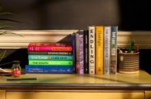 Βραβείο Booker 2025: Λογοτεχνικά ταξίδια από τη Μαλαισία ως την Ουκρανία