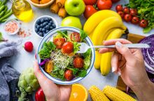 Επιστήμονες από τη Σουηδία υποστηρίζουν ότι μια υγιεινή διατροφή μπορεί να επιβραδύνει τη συσσώρευση χρόνιων παθήσεων στους ηλικιωμένους.