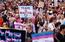 ΗΠΑ: 16 πολιτείες μηνύουν την κυβέρνηση Τραμπ για να προστατεύσουν τις θεραπείες υγειονομικής περίθαλψης των τρανς εφήβων από απαγορεύσεις και διώξεις.
