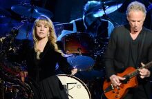 Η Στίβι Νικς ακυρώνει τις συναυλίες Αυγούστου-Σεπτεμβρίου λόγω κατάγματος στον ώμο - H τραγουδίστρια των Fleetwood Mac χρειάζεται χρόνο ανάρρωσης