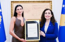 Η Ντούα Λίπα απέκτησε την υπηκοότητα του Κοσόβου - «Ευγνώμων για την τιμή», δήλωσε η τραγουδίστρια που μεγάλωσε στην Πρίστινα.
