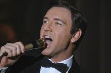 Ο Κέβιν Σπέισι δίνει συναυλία στη Λεμεσό με τραγούδια και αφηγήσεις από την καριέρα του - Μία βραδιά θεάτρου, τζαζ και αναμνήσεων.