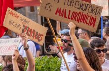 Μείωση έως 40% στις αφίξεις τουριστών στη Μαγιόρκα λόγω διαμαρτυριών κατά του υπερτουρισμού - Κίνδυνος για οικονομία και επιχειρήσεις.