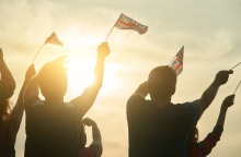 Πολίτες με σημαίες της Βρετανίας