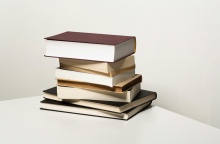 Βιβλία το ένα πάνω από το άλλο