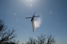 Ελικόπτερο επιχειρεί για την κατάσβεση φωτιάς