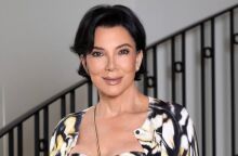 Η Κρις Τζένερ ανέβασε φωτό με πέδιλα και οι fans παρατήρησαν κάτι περίεργο στο αριστερό της πόδι - Το φημολογούμενο «έκτο δάχτυλο» των Καρντάσιαν επιστρέφει.