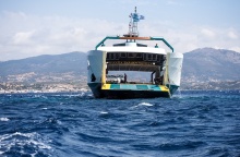 Το φέρι μποτ που έχει προσαράξει στα Νέα Στύρα