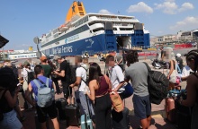 Ταξιδιώτες στο λιμάνι του Πειραιά εν μέσω απαγορευτικού απόπλου