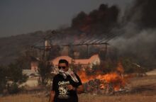 Σε πύρινο κλοιό η χώρα: Δείτε live τις ενεργές φωτιές μέσα από διαδραστικούς χάρτες - Κρίσιμη η κατάσταση σε Αττική και Ηλεία με συνεχείς εκκενώσεις. 