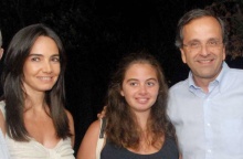 Η Λένα Σαμαρά σε εμφάνισή της μαζί με τον πατέρα της Αντώνη και τη μητέρα της Γεωργία