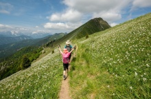 Μητέρα και παιδί περπατούν σε μονοπάτι με τον κατάλληλο εξοπλισμό στη φύση