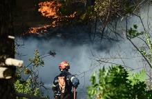 Πυροσβέστες στη μάχη της κατάσβεσης φωτιάς