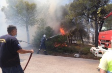 Πυροσβέστες κατά την επιχείρηση κατάσβεσης φωτιάς