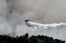 Αεροσκάφος πυρόσβεσης επιχειρεί για την κατάσβεση φωτιάς