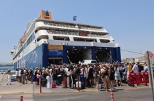 Επιβάτες ετοιμάζονται να επιβιβαστούν σε πλοίο στο λιμάνι του Πειραιά