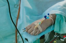 Ορός σε χέρι ασθενούς στο νοσοκομείο