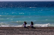 Γυναίκες που μένουν στην ακροθαλασσιά παρά τη θαλασσοταραχή