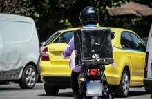 40 βαθμοί, λιώνει το φαΐ: Eξομολογήσεις ντελιβεράδων 