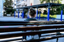 Μαθήτρια κάθεται μόνη της σε ένα παγκάκι στο προαύλιο σχολείου