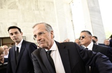 Ο Αντώνης Σαμαράς έφτασε στο Α' Νεκροταφείο έχοντας στο πλευρό του τον γιο του, Κώστα